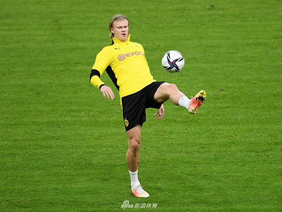 包含冲刺阶段阿贾克斯备战德国杯，伤情更新细节曝光，目标明确，更衣室氛围转暖的词条