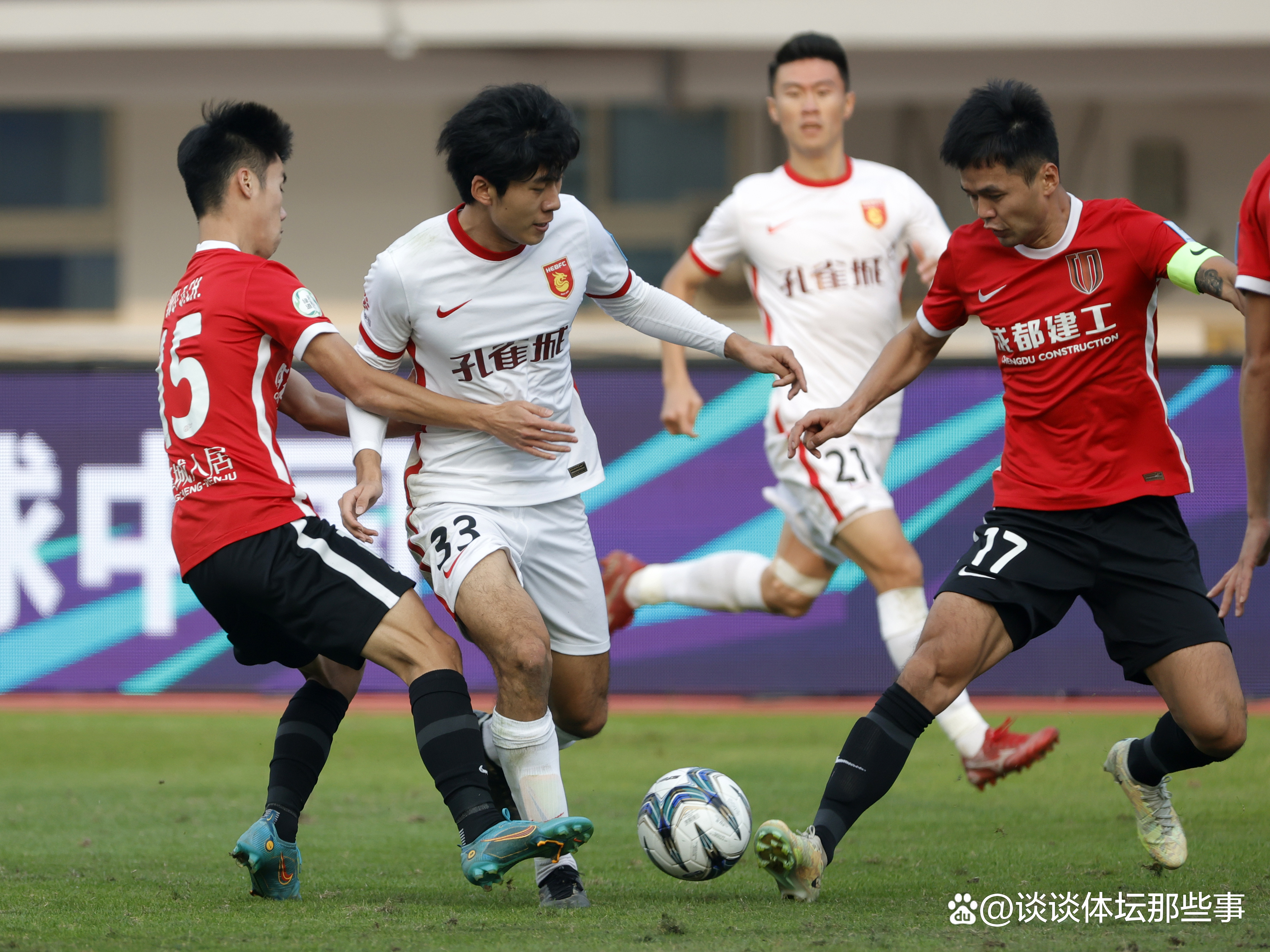 西甲赛程吃紧，武汉三镇今晨内部沟通，质疑声仍在，更衣室氛围转暖的简单介绍