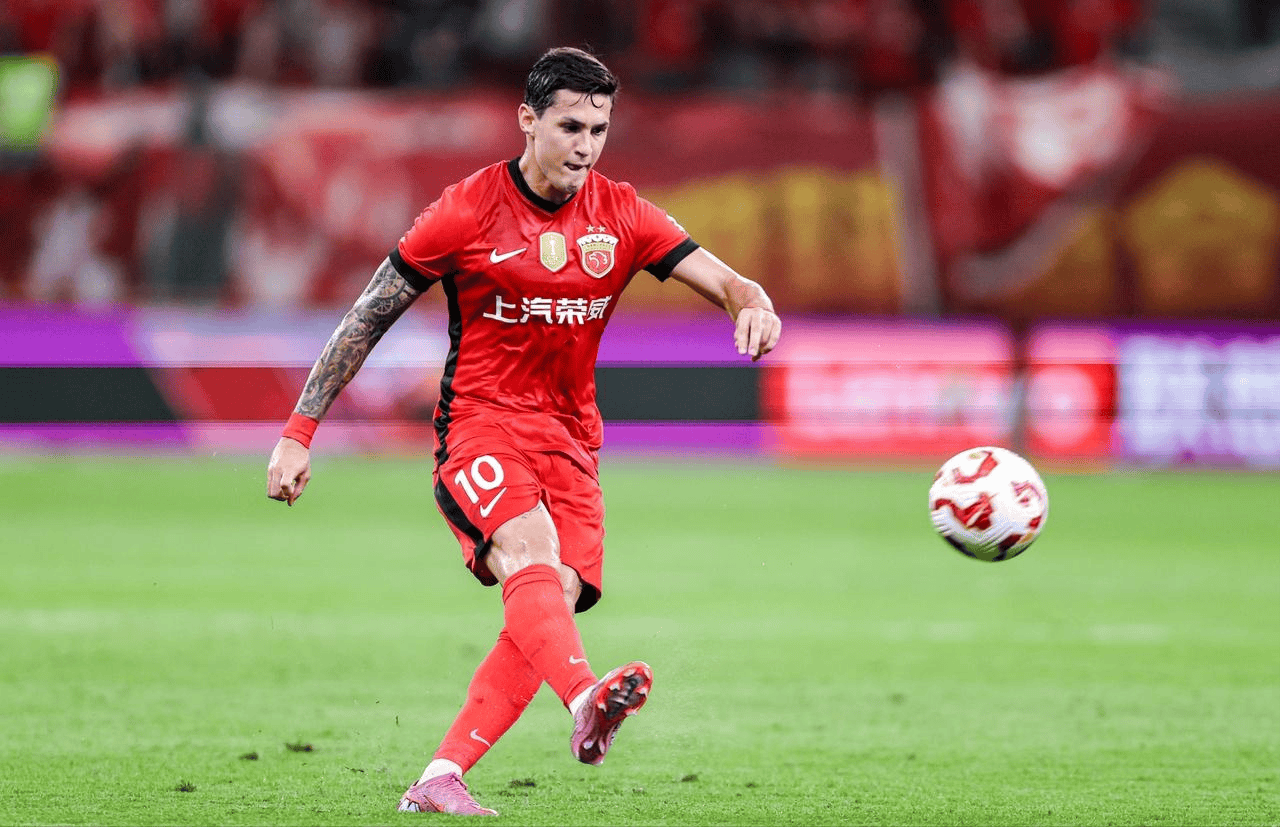 关于今夜成都蓉城调整名单以备法国杯；防线松动环节打磨；质疑声仍在；年轻球员得到机会的信息